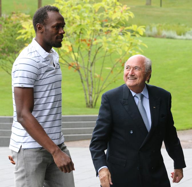 Il presidente della Fifa, Joseph Blatter, accoglie a Zurigo il campione Usain Bolt. Per il massimo dirigente del calcio mondiale il re della velocit  il Messi dell'atletica (Olycom)